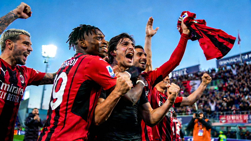 AC米兰对阵那不勒斯赛后球员庆祝胜利的精彩瞬间