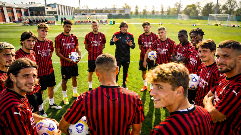 AC米兰球员在训练基地进行赛前备战训练的集体照片