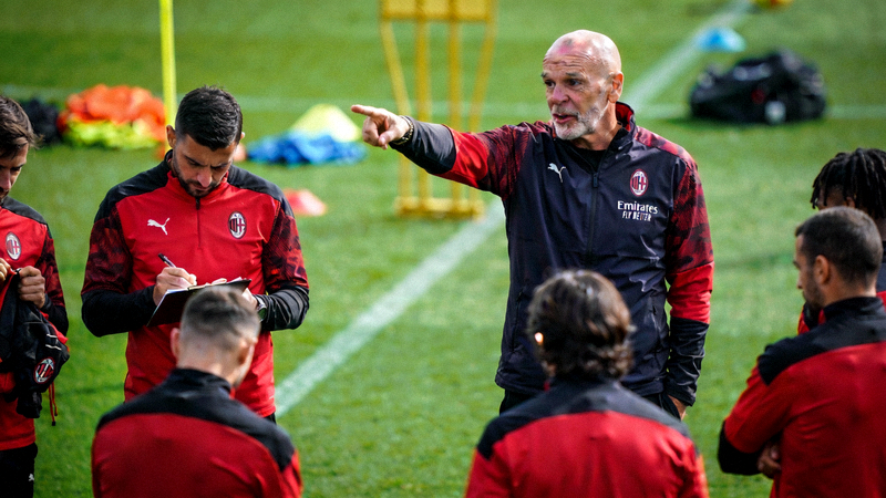 AC米兰主教练皮奥利在训练场上指导球员的严肃场景